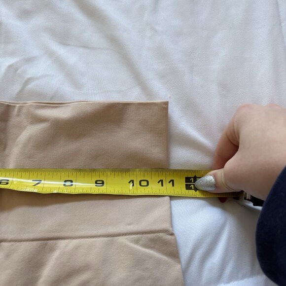 Spanx Womens Size Medium Tan Shorts Shapewear Shaping Tummy Control Soft Comfy - Picture 2 of 5
